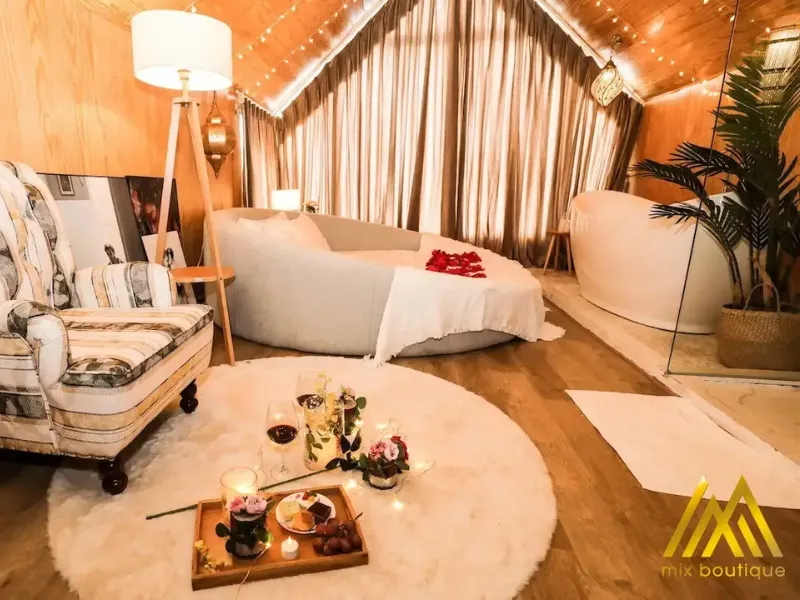 Khách Sạn Lãng Mạn Mùa Lễ Hội Trải Nghiệm Tình Yêu Nồng Cháy 